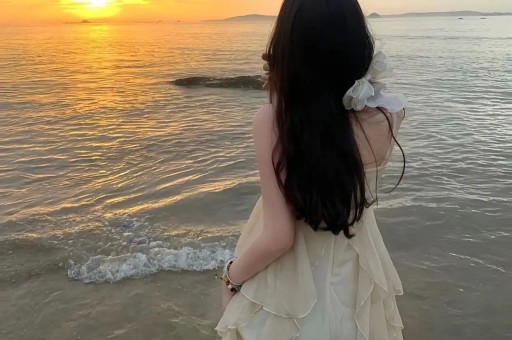 25岁男子猥亵20余名独行女性获刑8个月；“自己在淋雨却为小动物遮风挡雨”外卖小哥大雨中救断腿小狗感动无数网友｜三工晨报