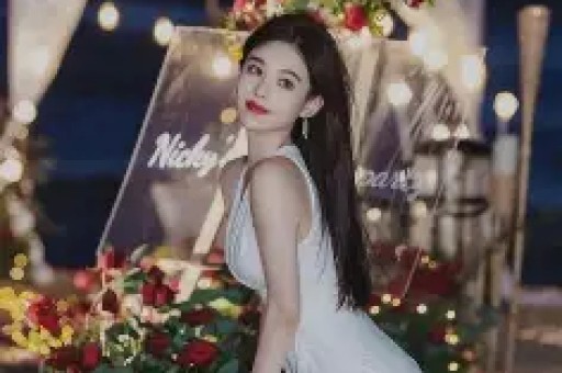 曝男明星KTV亲女网红